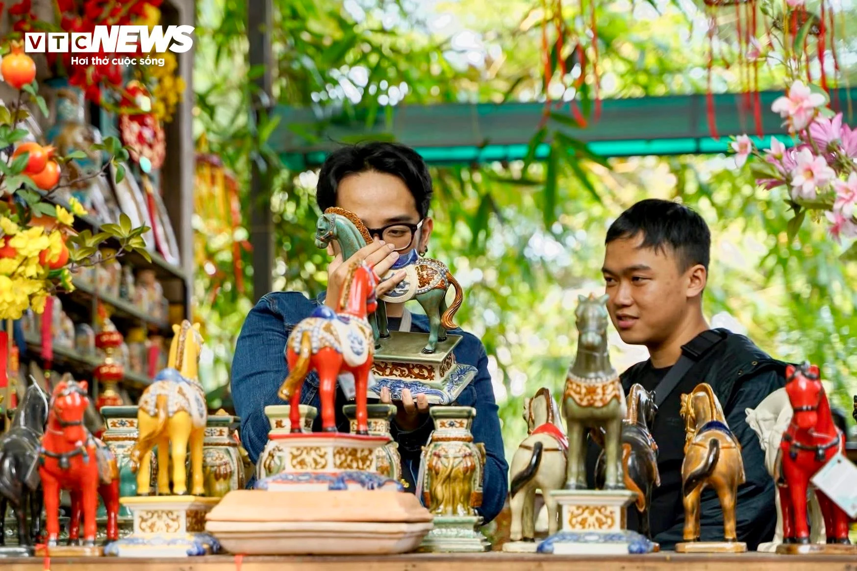 Làng gốm TP.HCM sôi động mùa tạo hình linh vật Tết Bính Ngọ 2026